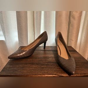 Gray, snakeskin Nine West heel